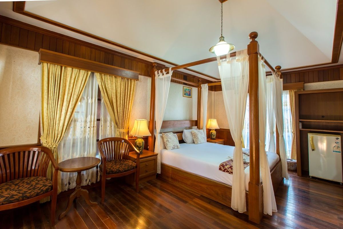 Hotel pool and grounds in Chaweng
