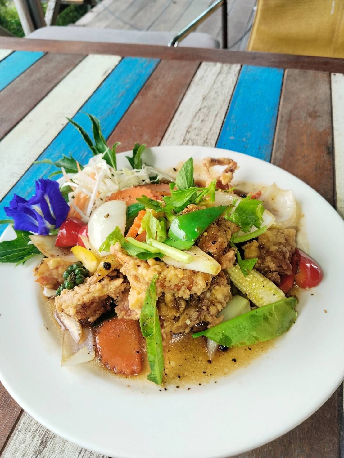 I-Talay Beach Bar pool and grounds in Lipa Noi